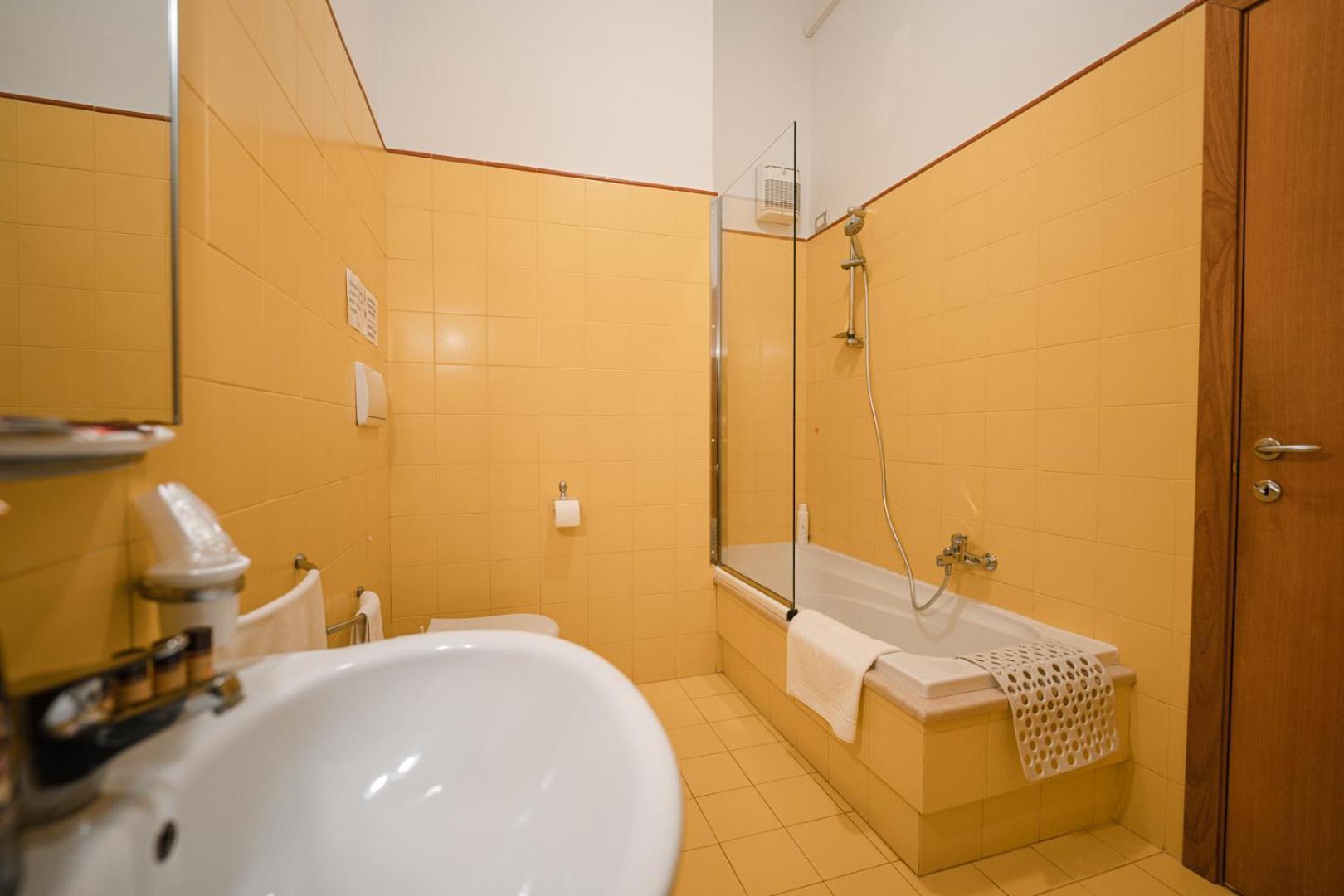 La Piccola Torre Hotel Bisceglie Luaran gambar